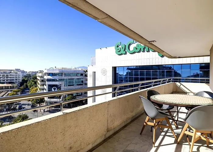 Puerto Banus- Parking Piscina. *