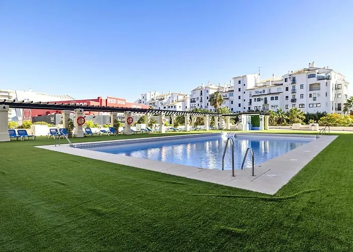 Puerto Banus- Parking Piscina. *