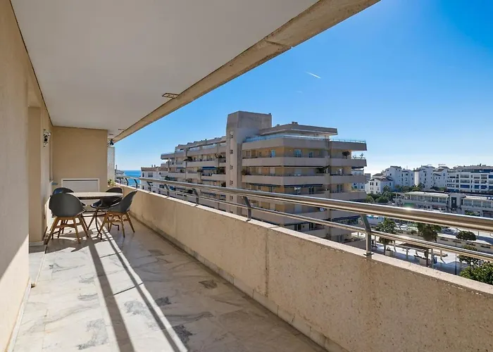 Puerto Banus- Parking Piscina. *